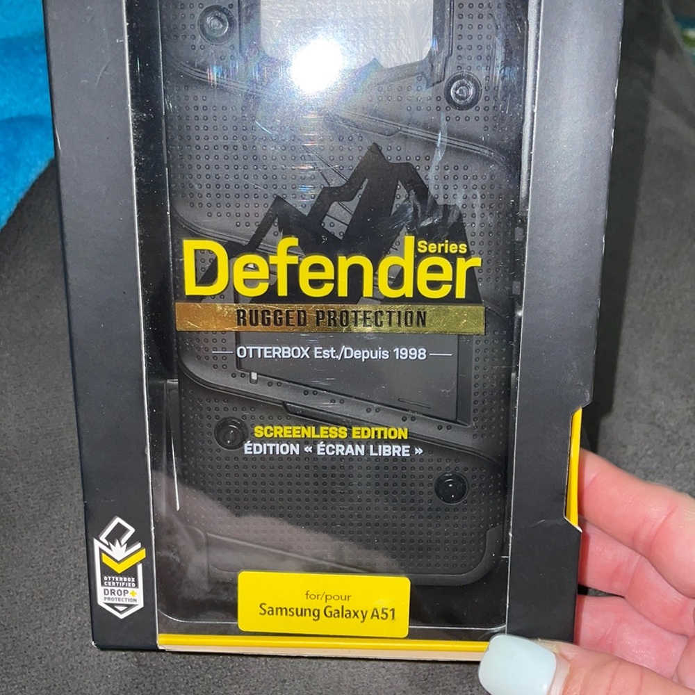 Defender Series Rugged Protection Outterbox - Picture 2 of 5